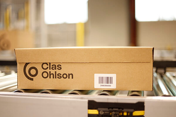 Clas Ohlson box going through a conveyor