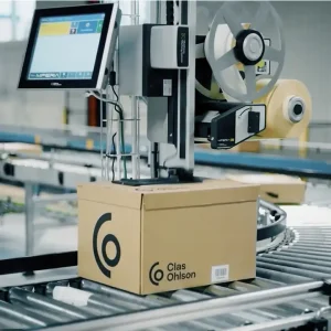 Carboard carton being labeled on the top by the MPERIA A-Series automated labeler on a production line.