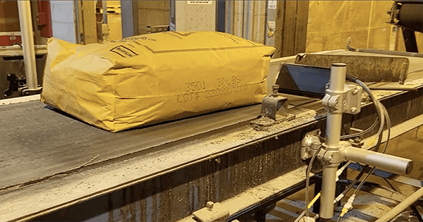 V-Series V16 marking industrial kraft bag with lot code and product data. LCY Chemical.